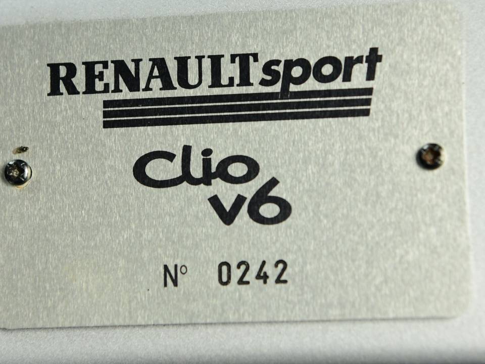 Bild 30/40 von Renault Clio II V6 (2001)