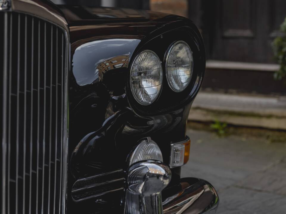 Image 33/39 of Bentley S 3 Continental (1965)