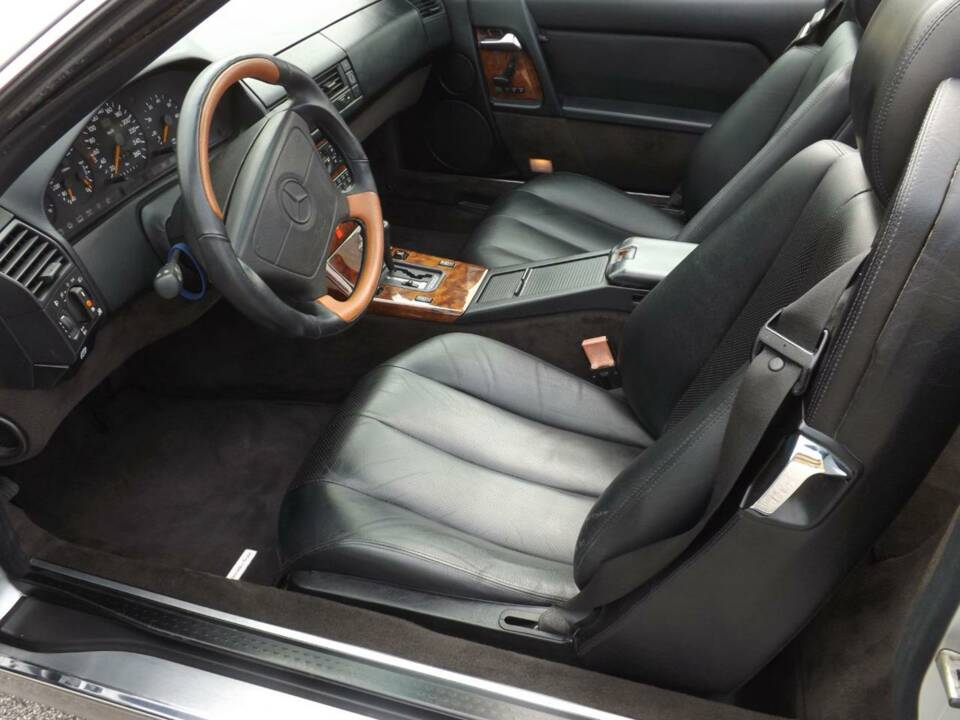 Image 13/50 de Mercedes-Benz 500 SL (1991)