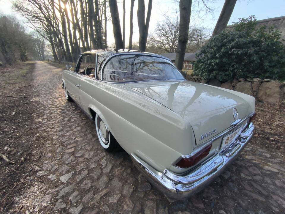 Image 28/54 of Mercedes-Benz 220 SE b (1963)