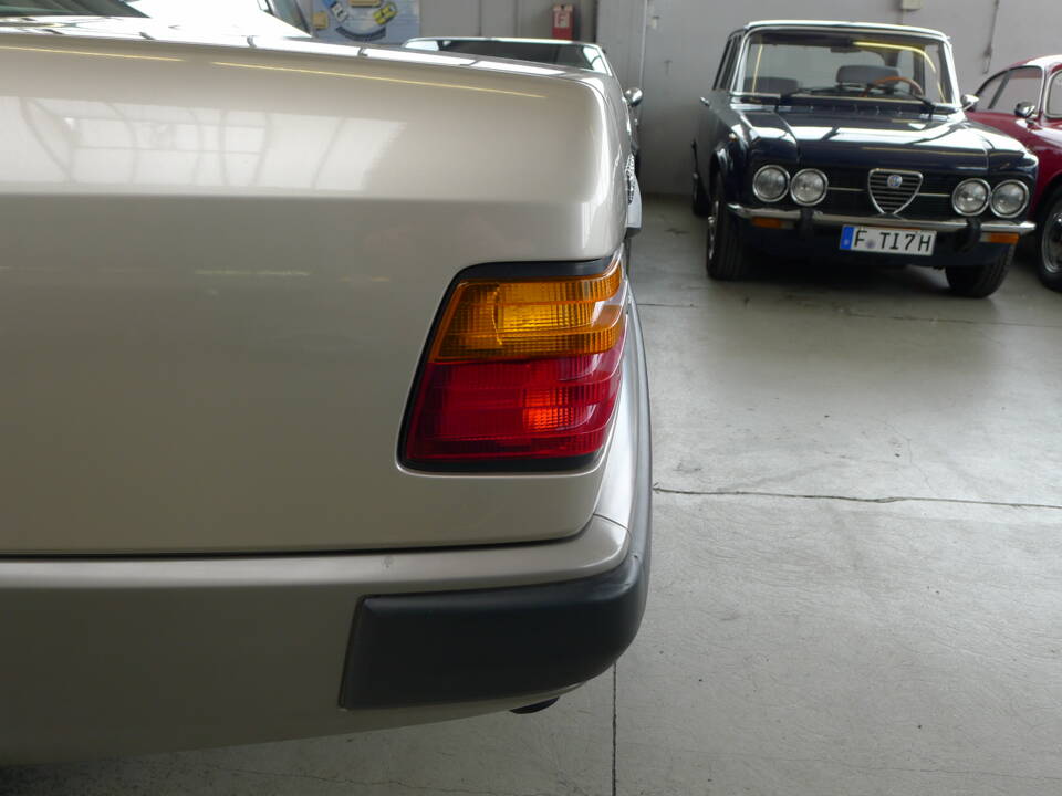 Image 26/33 of Mercedes-Benz 300 CE (1988)