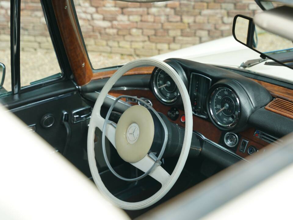 Image 33/50 de Mercedes-Benz 280 SE (1968)