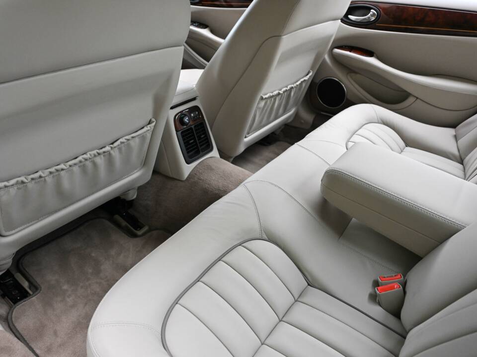 Immagine 42/50 di Jaguar XJ 8 Executive (2002)