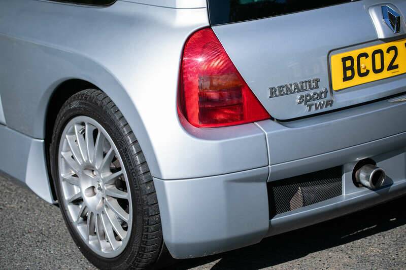 Image 19/40 of Renault Clio II V6 (2002)