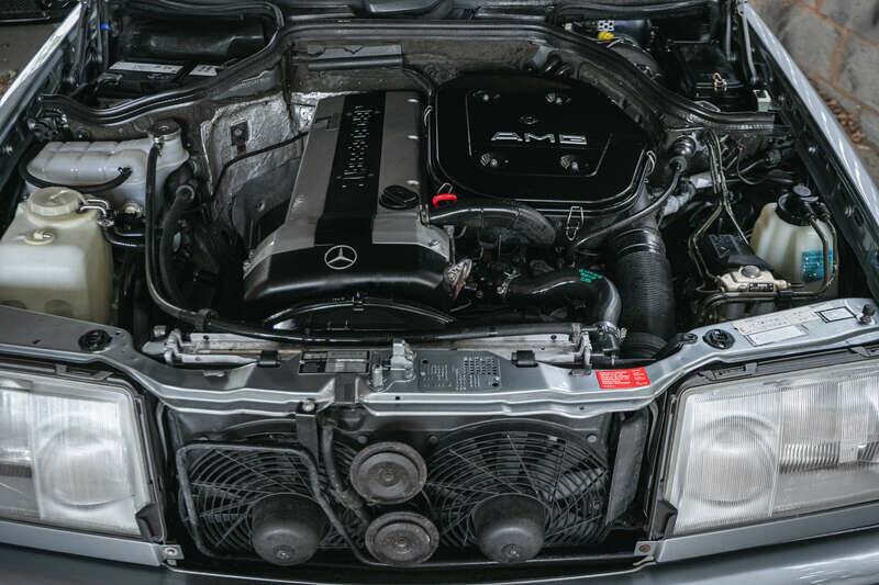 Image 5/43 of Mercedes-Benz 300 CE 3.2 AMG (1990)
