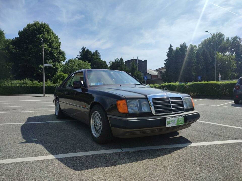 Image 3/10 of Mercedes-Benz 300 CE (1989)