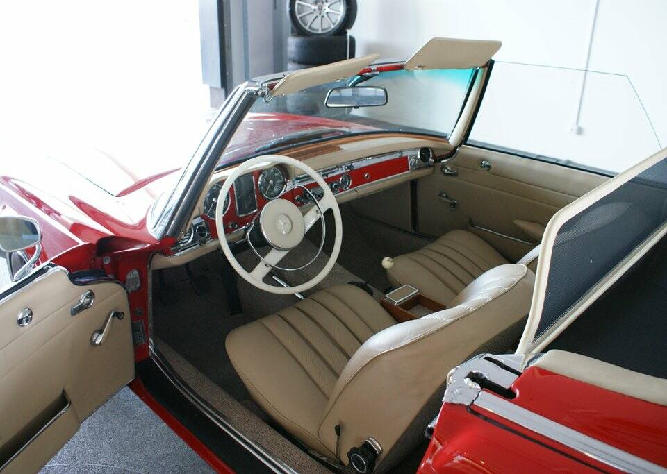 Image 6/8 de Mercedes-Benz 250 SL (1967)