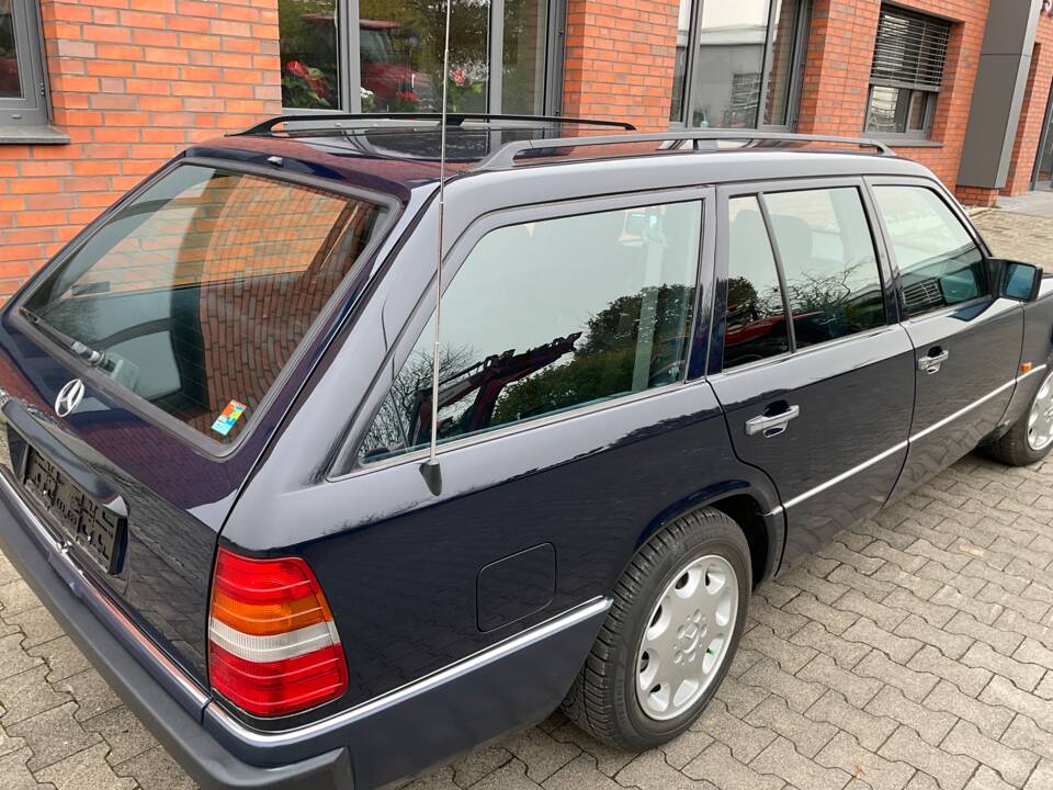 Image 140/149 of Mercedes-Benz 320 TE (1993)