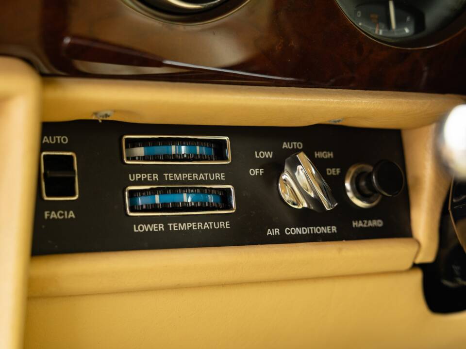 Image 13/50 of Rolls-Royce Silver Shadow II (1979)
