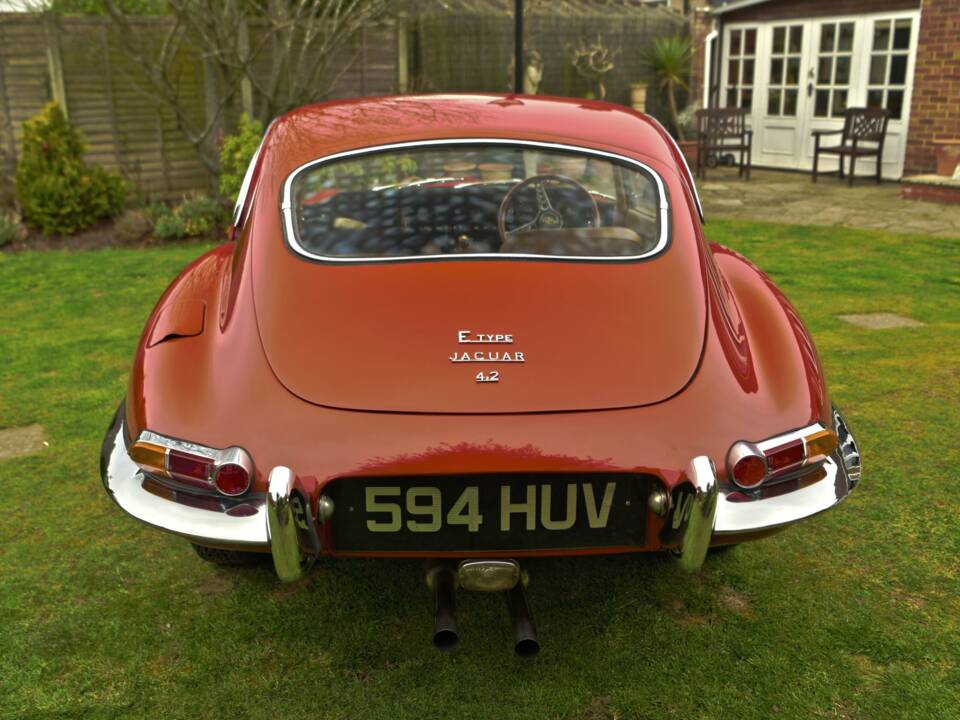 Image 10/50 de Jaguar E-Type (1968)
