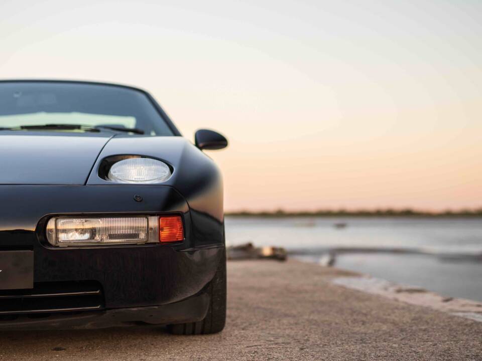 Image 13/63 of Porsche 928 GTS (1994)