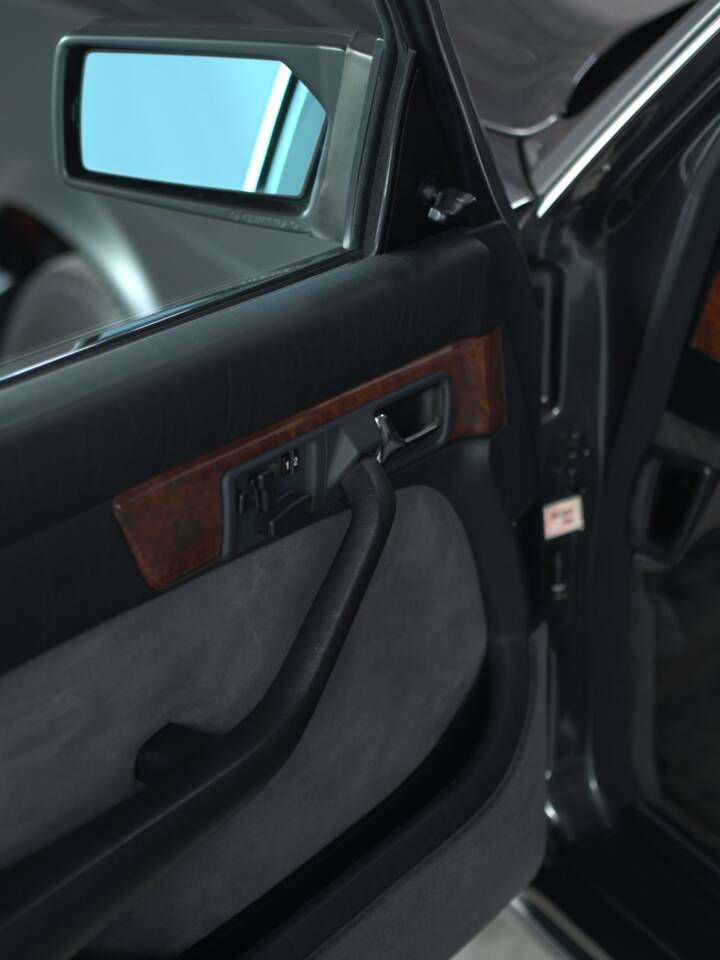 Image 33/52 of Mercedes-Benz 560 SEL (1988)