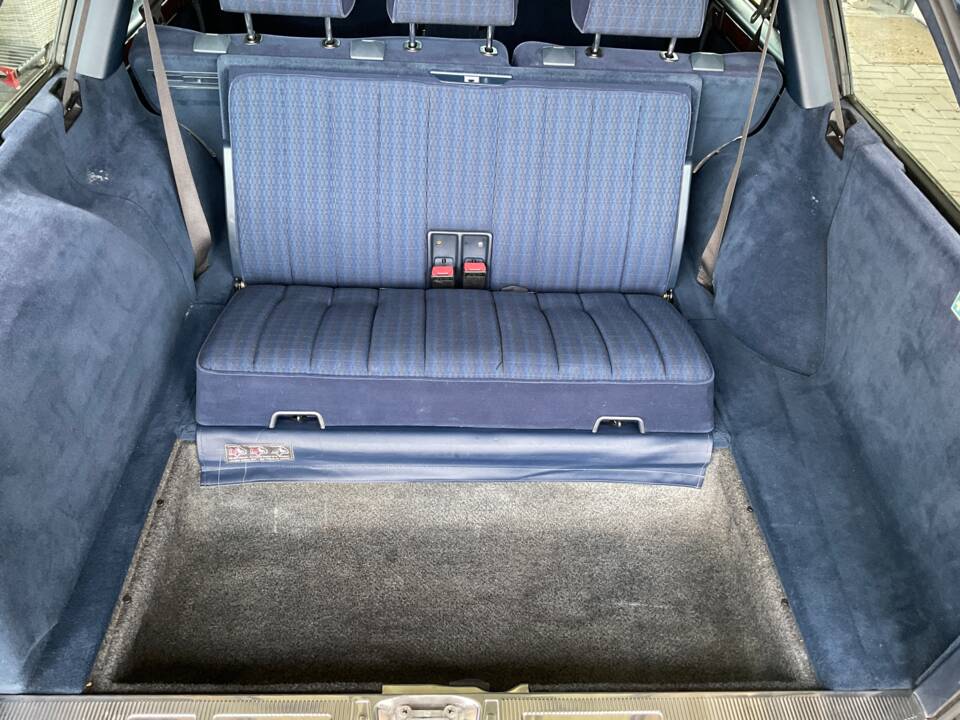 Image 37/149 of Mercedes-Benz 320 TE (1993)