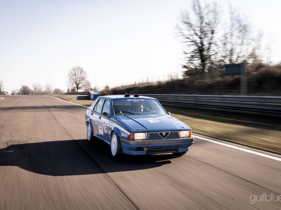 Image 14/44 of Alfa Romeo 75 3.0 V6 QV (1989)