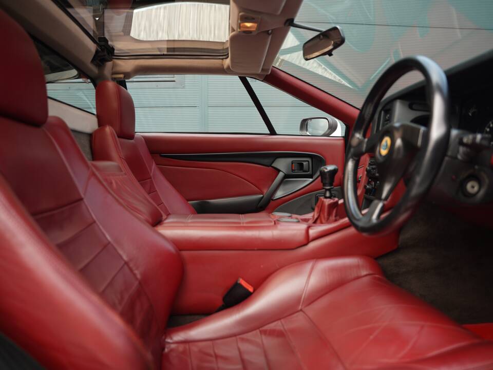 Image 21/50 of Lotus Esprit S4 (1994)