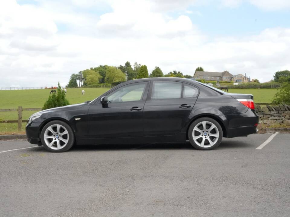 Bild 29/48 von BMW 550i (2006)