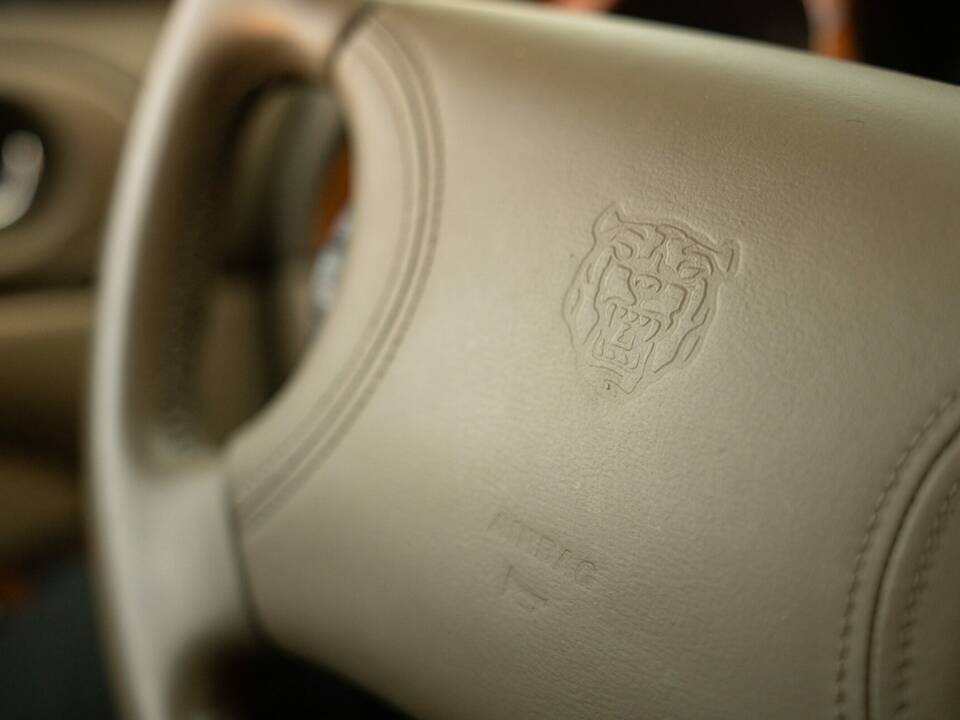 Image 26/50 of Jaguar XK8 4.0 (1998)