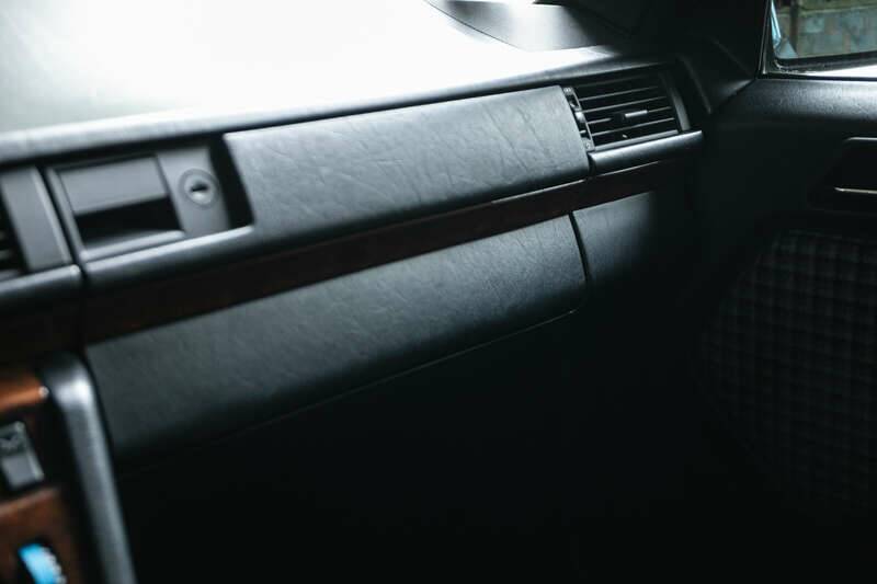 Image 17/43 of Mercedes-Benz 300 CE 3.2 AMG (1990)