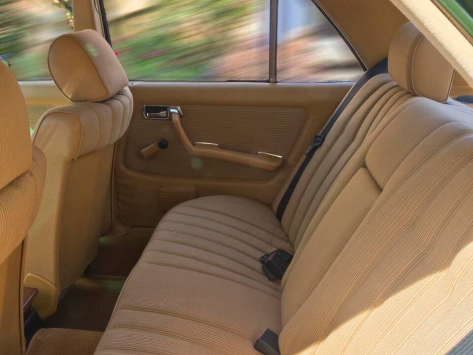 Bild 13/18 von Mercedes-Benz 200 (1983)