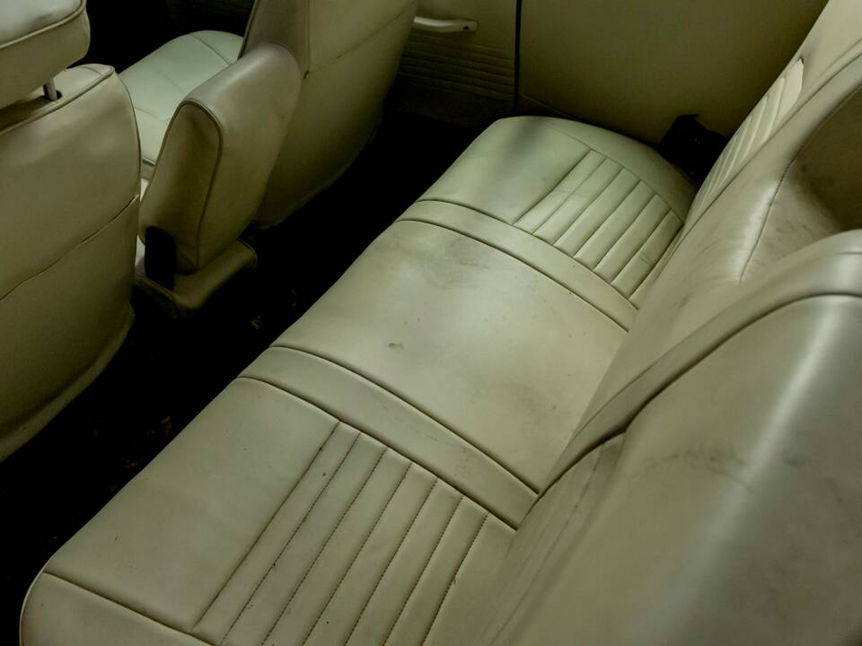 Image 25/50 of Chrysler 300 L (1970)