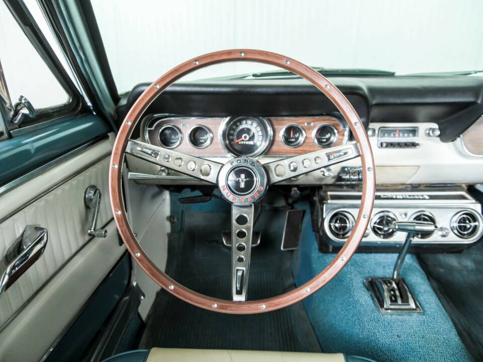 Image 16/50 of Ford Mustang 302 (1966)