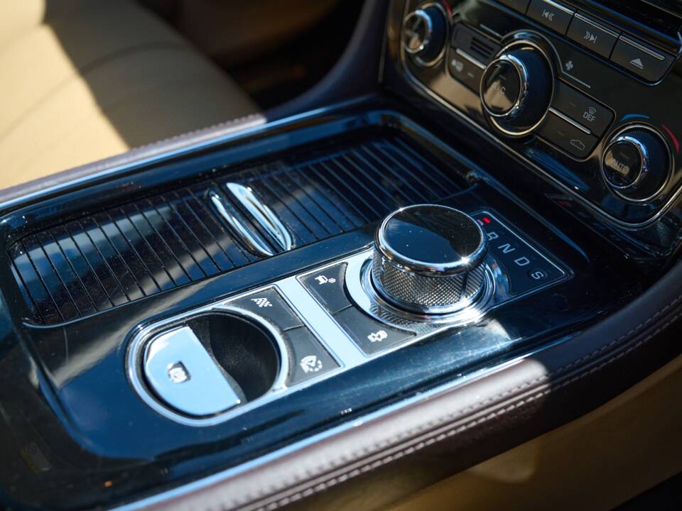 Bild 38/50 von Jaguar XJ 5.0 (2010)