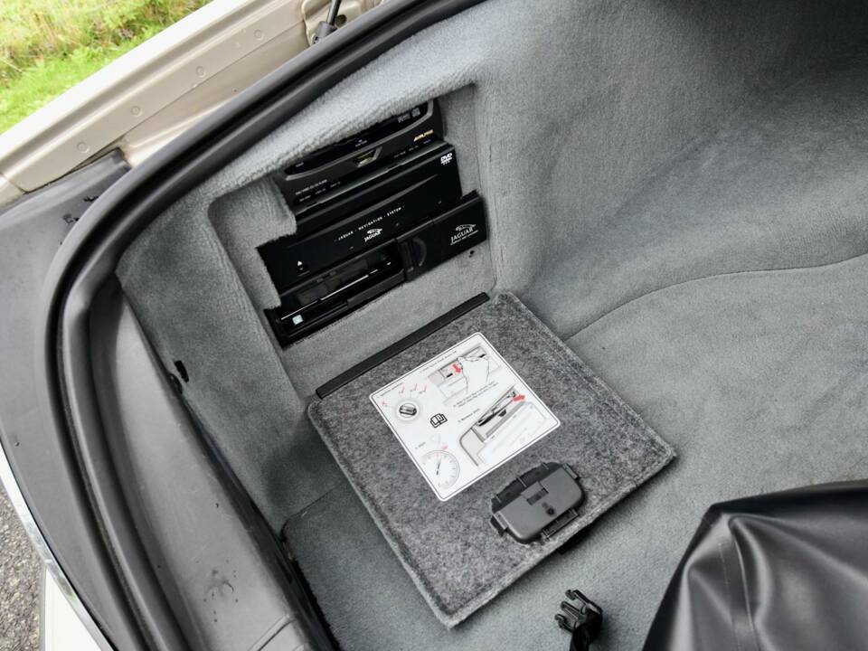 Afbeelding 23/50 van Jaguar XJ 8 4.2 (2003)