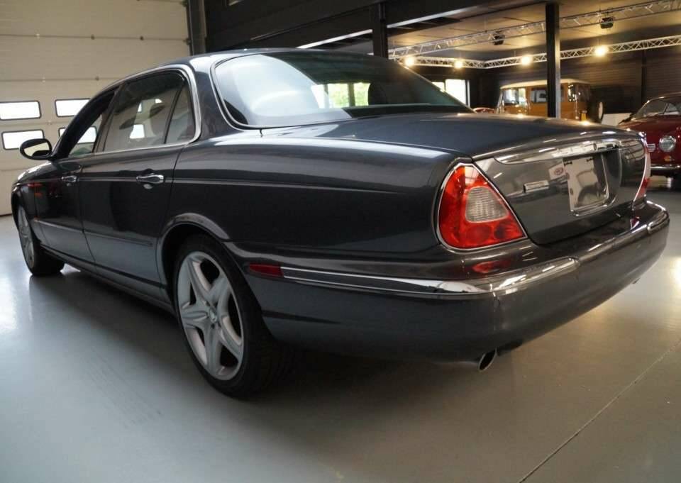 Image 43/50 de Jaguar XJ 8 4.2 (2005)