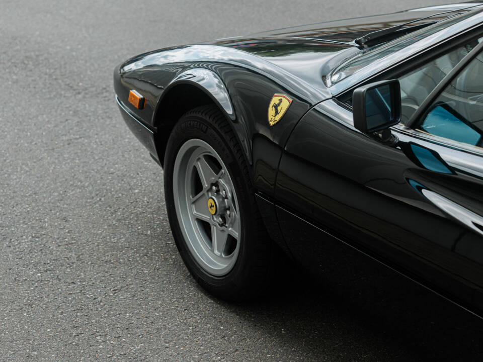 Bild 9/54 von Ferrari 308 GTSi Quattrovalvole (1985)