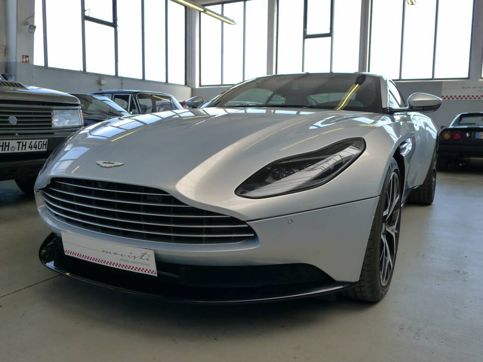 Image 23/37 of Aston Martin DB 11 V12 (2020)