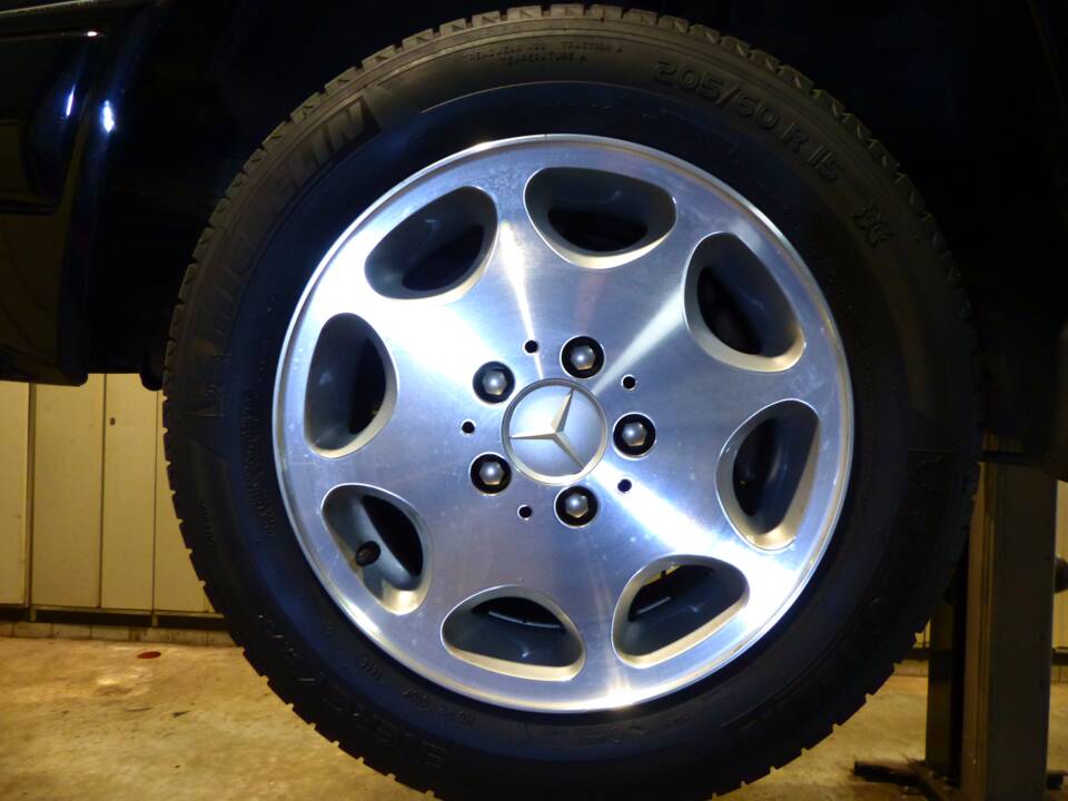 Image 65/83 de Mercedes-Benz E 220 (1996)