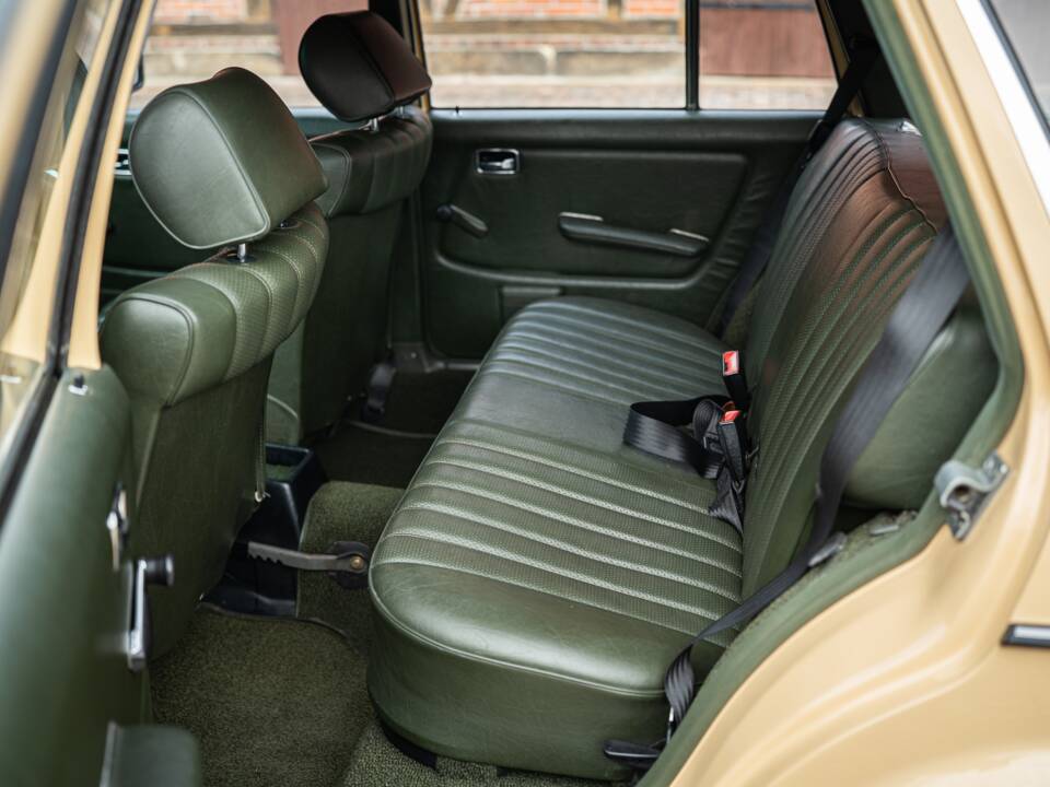 Image 47/53 de Mercedes-Benz 200 T (1982)