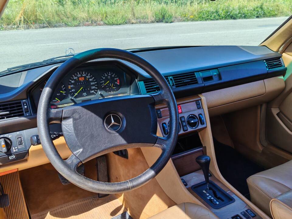Image 20/42 of Mercedes-Benz 300 CE (1988)