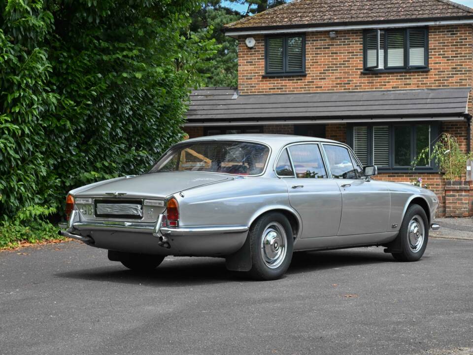 Image 18/50 of Jaguar XJ 6 4.2 (1971)