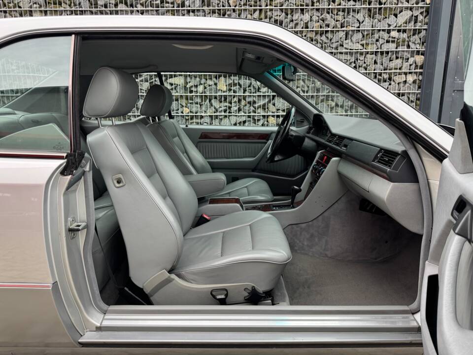 Imagen 63/100 de Mercedes-Benz 300 CE (1992)