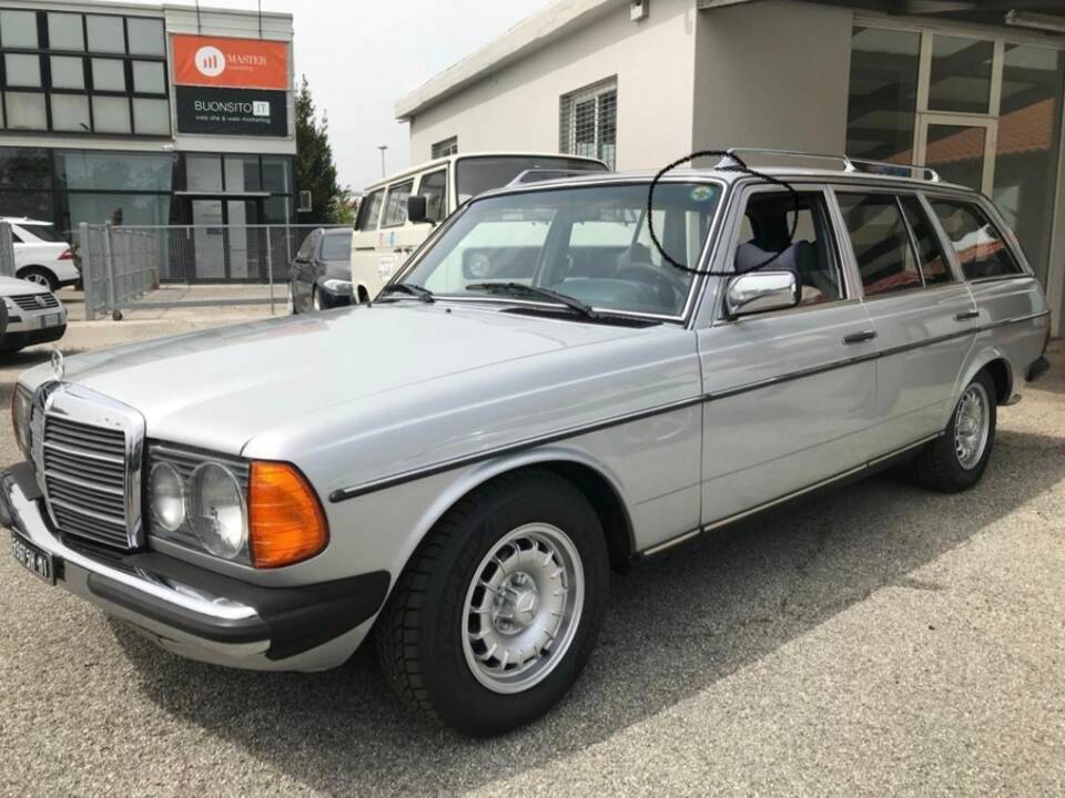 Image 5/22 of Mercedes-Benz 230 T (1979)