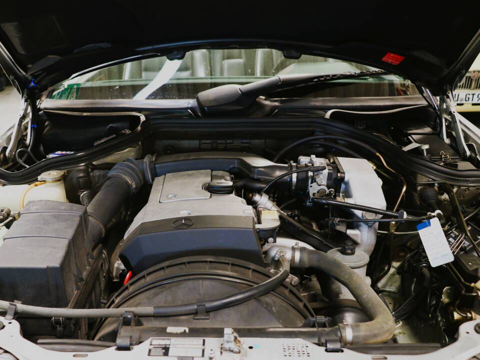 Immagine 33/43 di Mercedes-Benz E 200 (1994)
