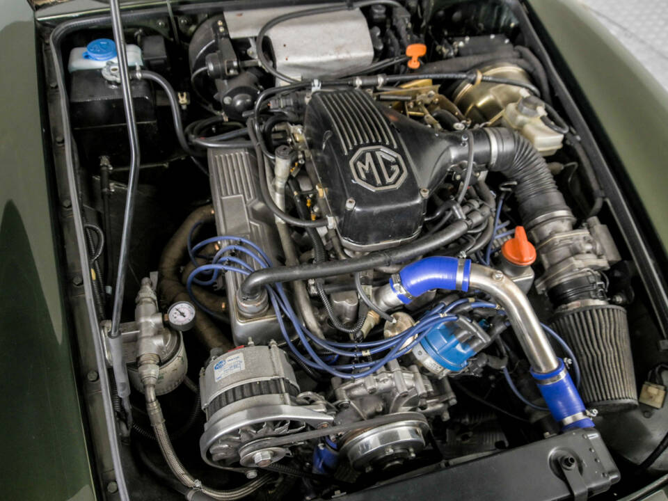 Image 39/50 of MG RV8 (1994)