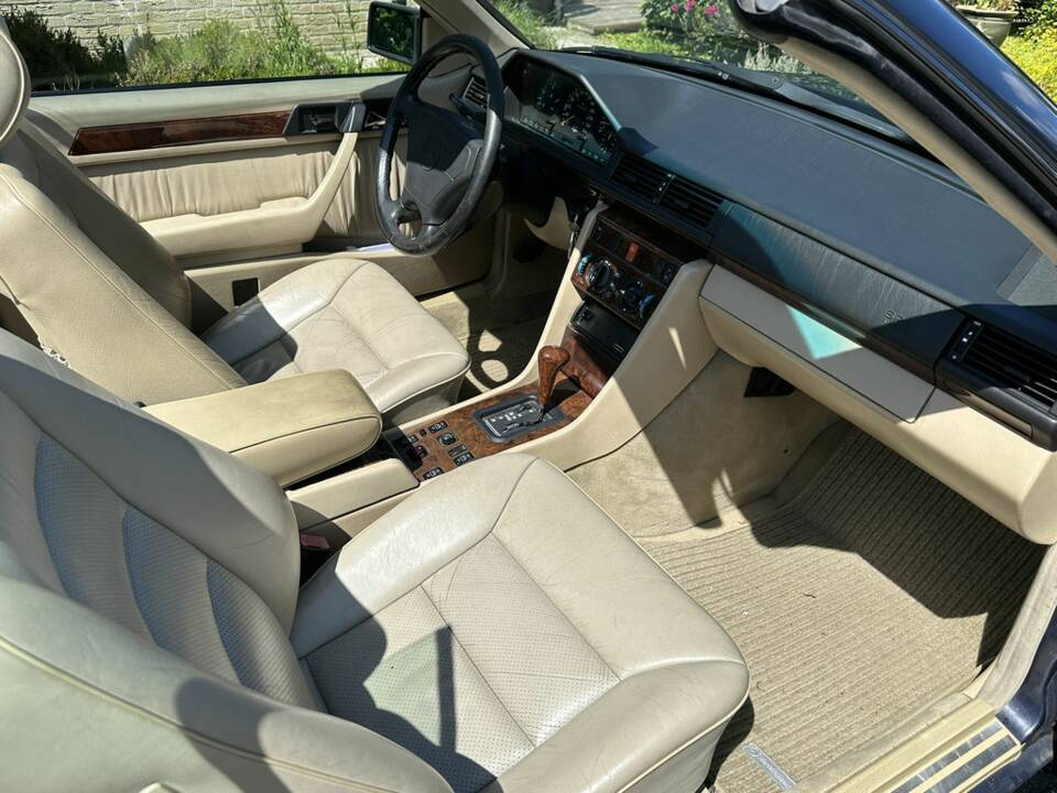 Image 2/8 of Mercedes-Benz 300 CE-24 (1993)