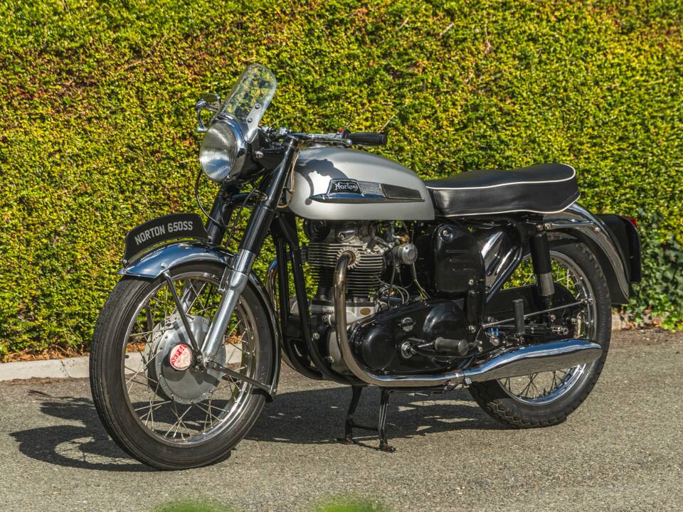 Image 8/10 of Norton 650 SS (1964)
