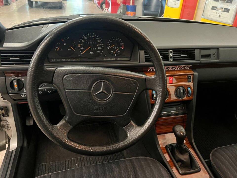 Image 9/18 de Mercedes-Benz E 200 (1993)