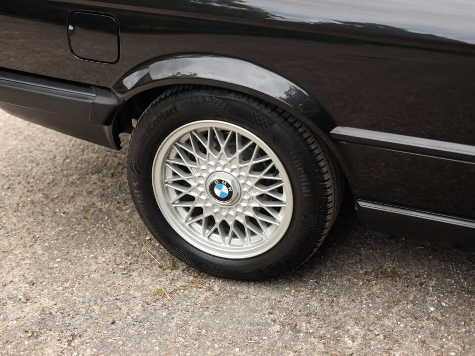 Image 24/83 de BMW 325i (1990)