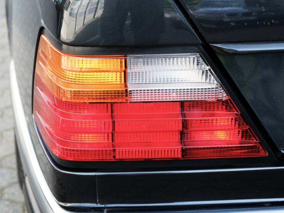 Image 39/63 of Mercedes-Benz 300 CE (1991)