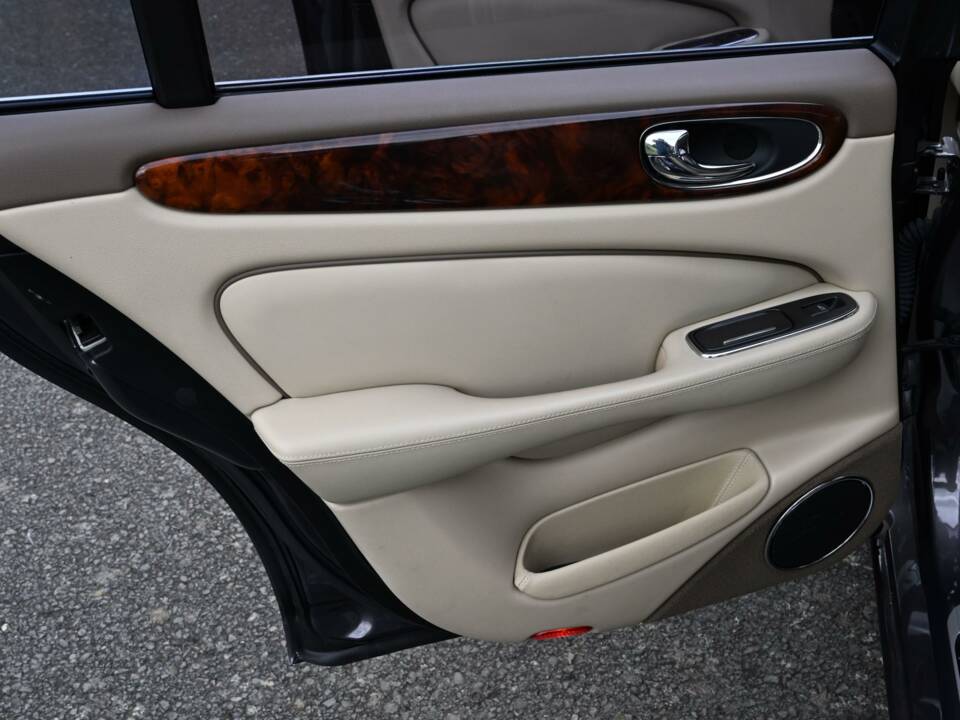 Image 40/50 de Jaguar XJ 8 4.2 (2009)