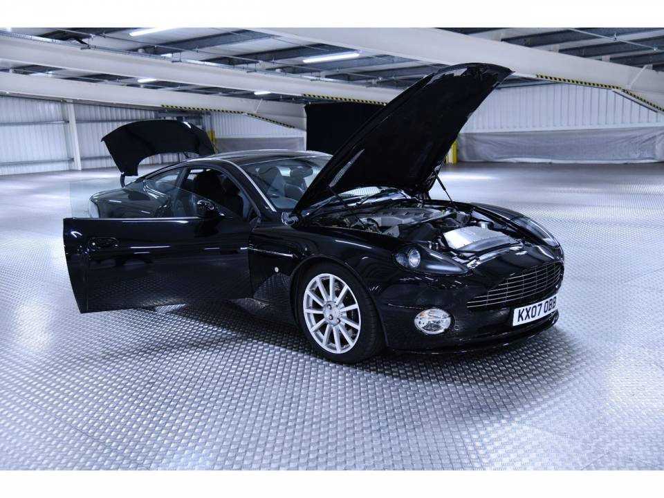 Afbeelding 50/50 van Aston Martin V12 Vanquish S Ultimate Edition (2007)