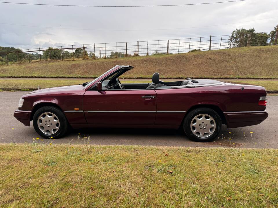 Bild 28/32 von Mercedes-Benz E 220 (1996)