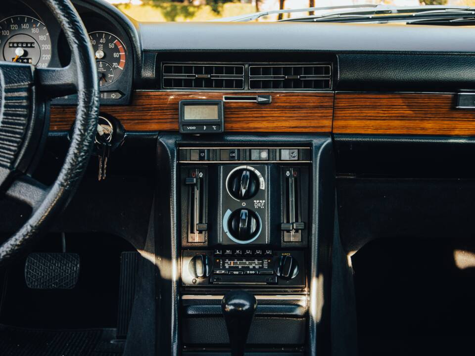 Afbeelding 13/16 van Mercedes-Benz 450 SEL 6,9 (1976)