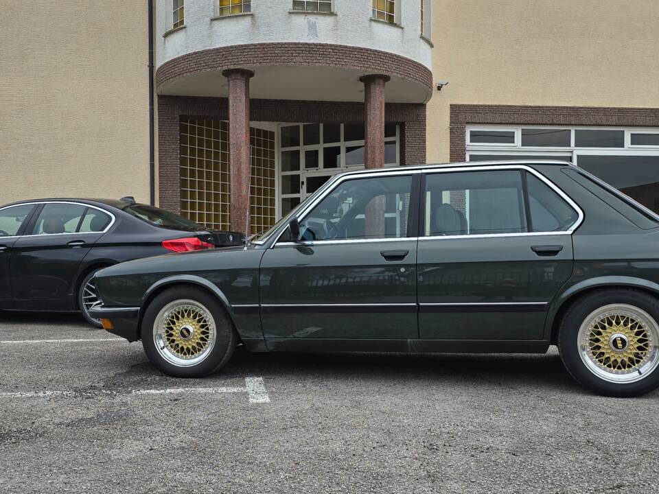 Image 4/11 of BMW 525i (1983)