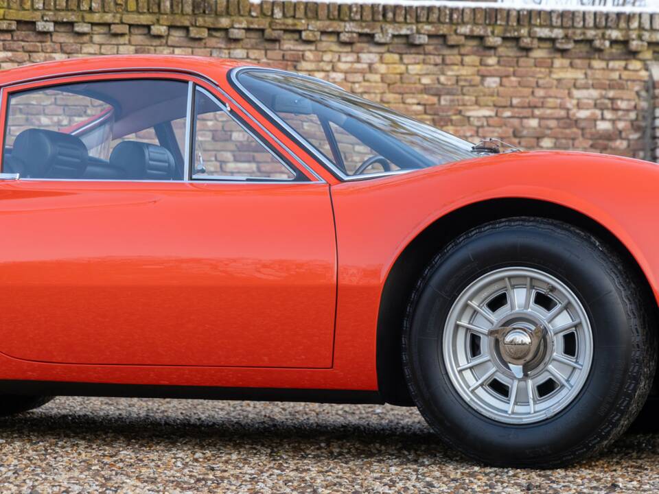 Image 30/50 de Ferrari Dino 246 GT (1970)
