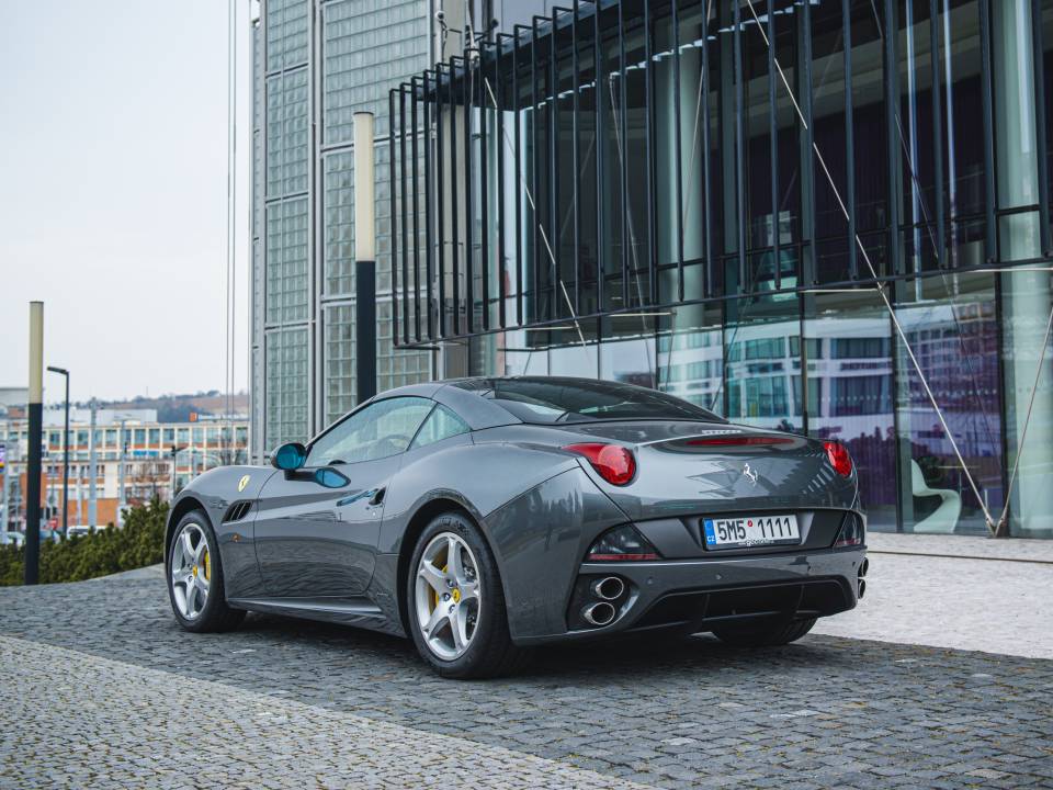 Image 5/28 of Ferrari California (2011)